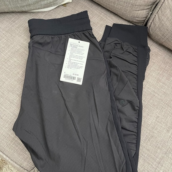 EEUC Lululemon Beyond the Studio 7/8 Jogger size 6 - Picture 6 of 7